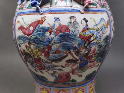 
CHINA, Canton - 19th century
A pair of polychrome...