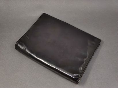 
DIOR 




Patent leather clutch bag




In...