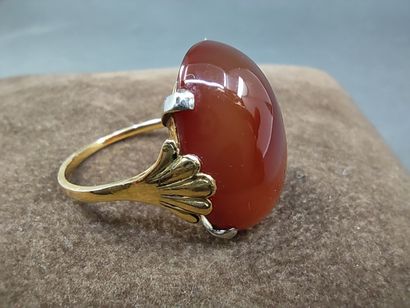 BAGUE en or jaune 750° ornée d'un cabochon...