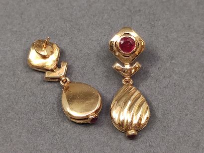 PAIRE de boucles d'oreilles en or jaune 750°...