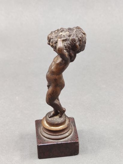 PETITE STATUE en bronze d un cherubin portant...