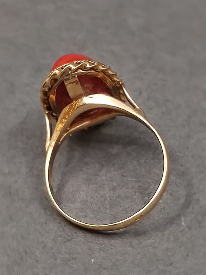 BAGUE en or jaune 750° ornée d'un cabochon...
