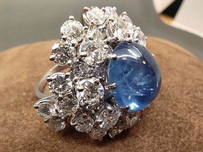 IMPORTANTE bague en or gris 750° ornée d'un...