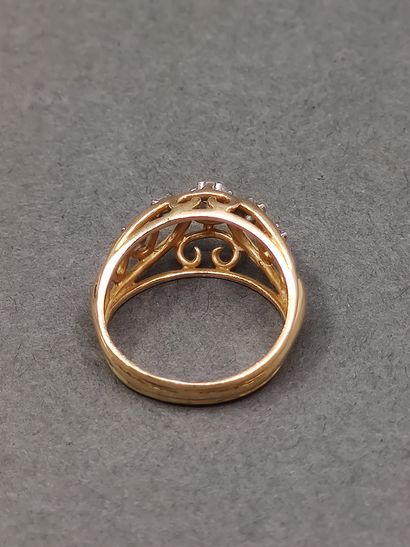 BAGUE dôme en or jaune 750° ornée d'un diamant...