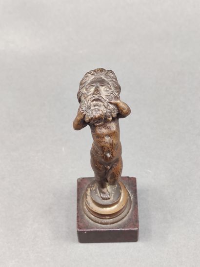 PETITE STATUE en bronze d un cherubin portant...