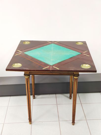 Table à jeu en acajou et placage d'acajou...