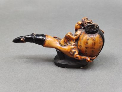 
PIPE richly carved representing a character...