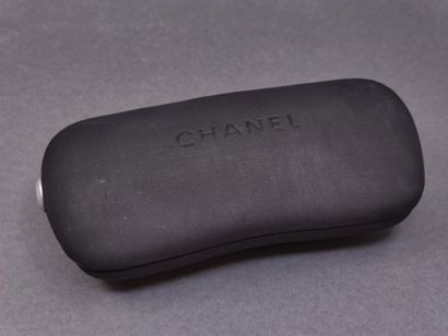 CHANEL

Paire de lunettes de soleil
