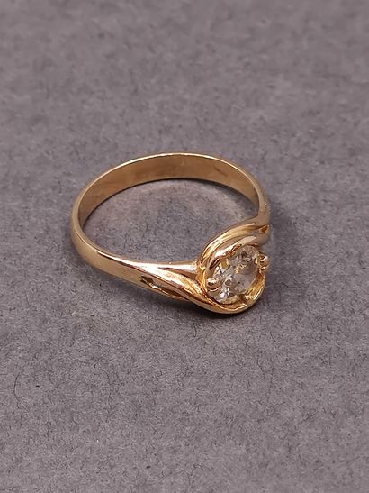 
BAGUE en or jaune 750° ornée d'un diamant...