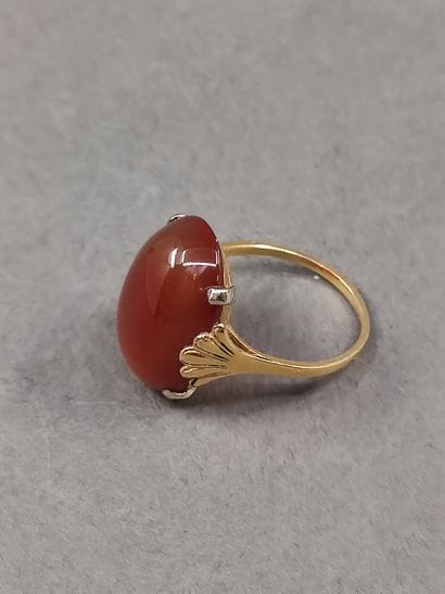 BAGUE en or jaune 750° ornée d'un cabochon...