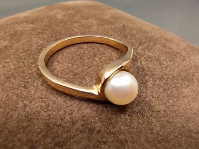 BAGUE en or jaune 750° ornée d'une perle...