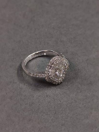BAGUE en or gris 750° ornée d'un diamant...