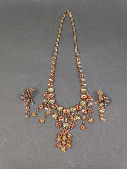 
PARURE en or jaune 750° comprenant : 




COLLIER...