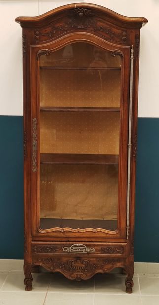 VITRINE en noyer scluptée et moulurée ouvrant...