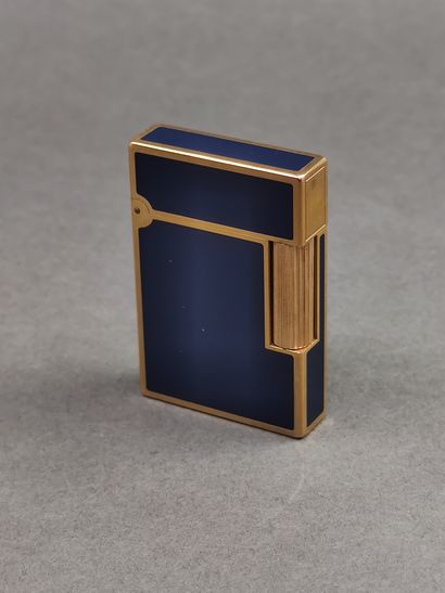 DUPONT

Briquet en métal doré et laque de...