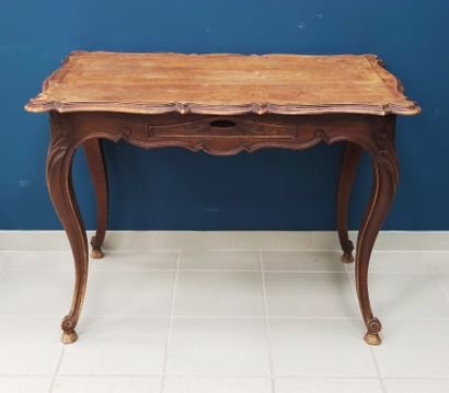 Table de cabaret en noyer sculpté et mouluré...