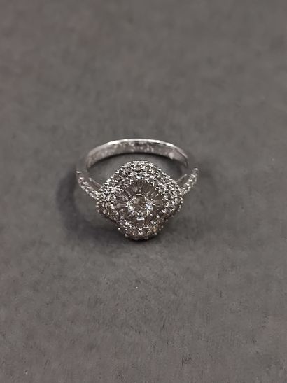 BAGUE en or gris 750° ornée d'un diamant...