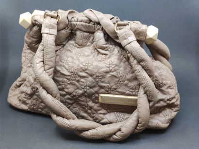 
LOUIS VUITTON STRATUS Olympe Beige




Sac...