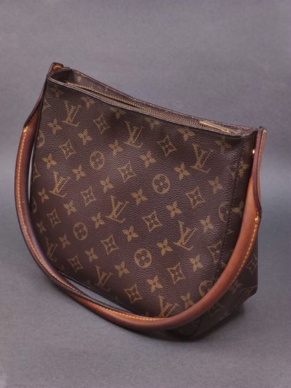 
LOUIS VUITTON Looping




Sac à main monogrammé...