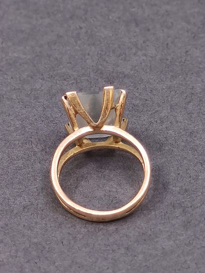 BAGUE en or jaune 750° ornée d'une aigue-marine...