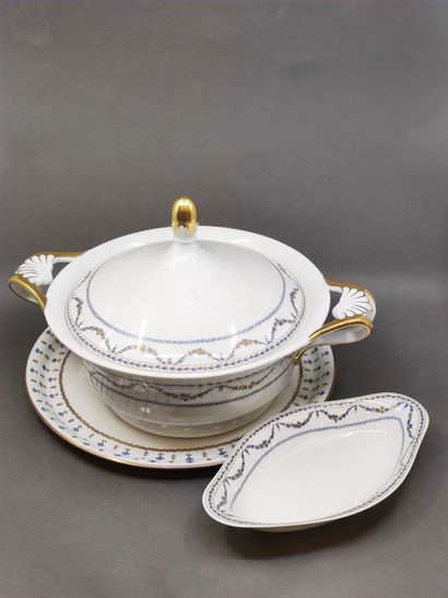 LIMOGES raynaud

-Service de table en porcelaine...