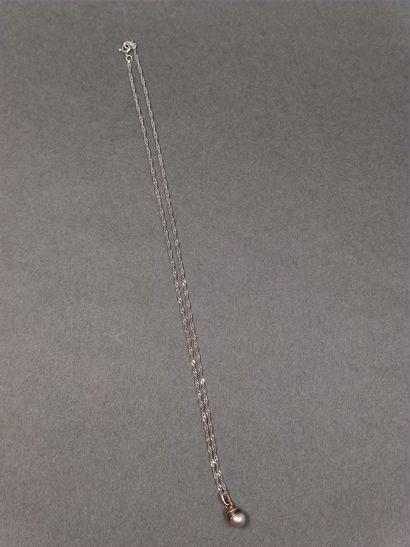 CHAINE en or gris 750 accompagnée d'un pendentif...