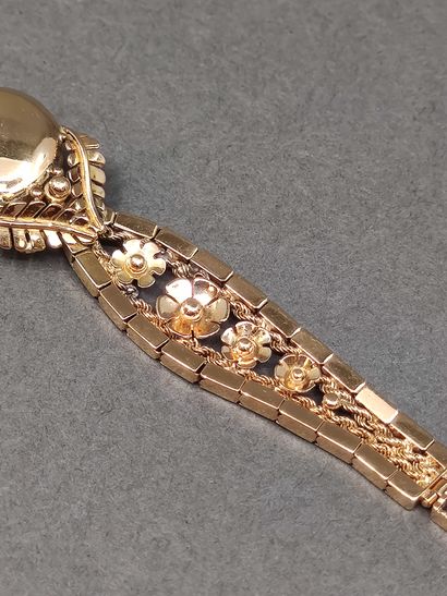 BRACELET en or jaune 750° orné d'un diamant...
