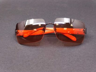 CHANEL

Paire de lunettes de soleil