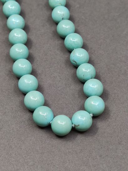 COLLIER de perles de turquoises, fermoir...