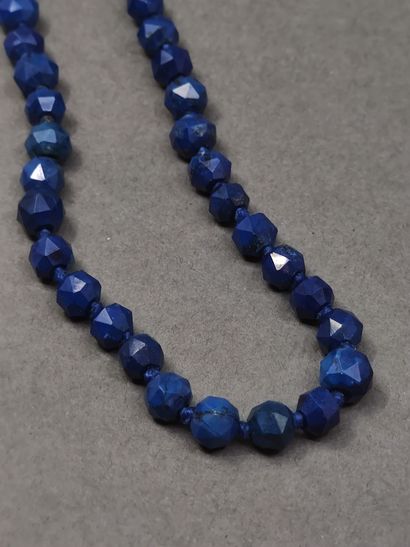 COLLIER de perles facettées en lapis lazulli,...