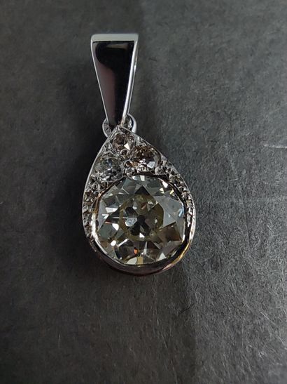 
PENDENTIF de forme goutte en or gris 750°...