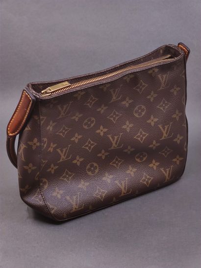 
LOUIS VUITTON Looping




Sac à main monogrammé...