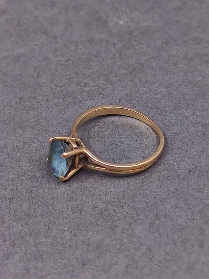 BAGUE en or jaune 750° ornée d'une topaze...