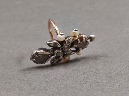 BAGUE fleur de lys en or 750 °et argent ornée...