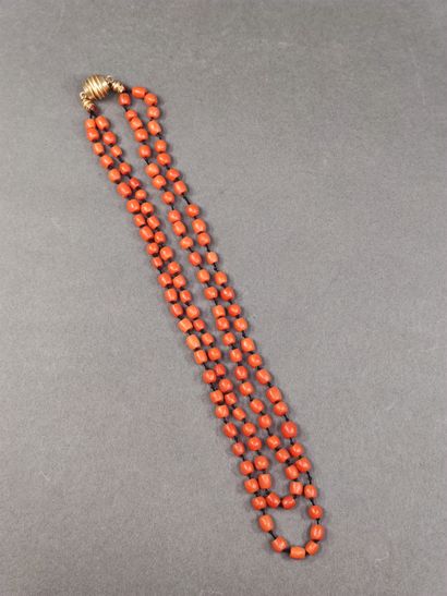 COLLIER en corail à double rang 

Fermoir...
