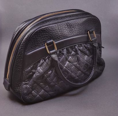 
LOUIS VUITTON Mizi




Sac à main en cuir...