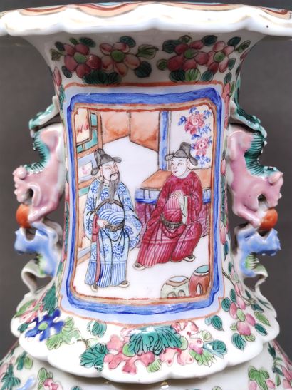 
CHINA, Canton - 19th century
A pair of polychrome...