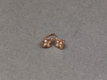 
LOT d'or 750° comprenant : 




DEUX Paires...