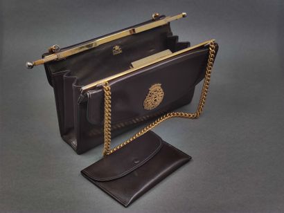 DUC

Sac à main en cuir marron et doré

De...