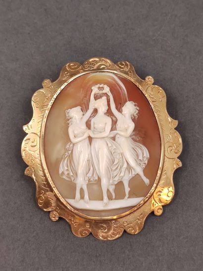 IMPORTANTE broche en or jaune 750° sertie...