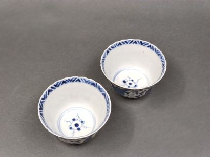 CHINE

Paire de bols à bordure festonnée...