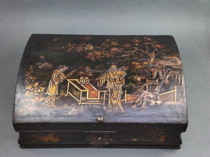 Boite à perruque en bois laqué et doré sur...