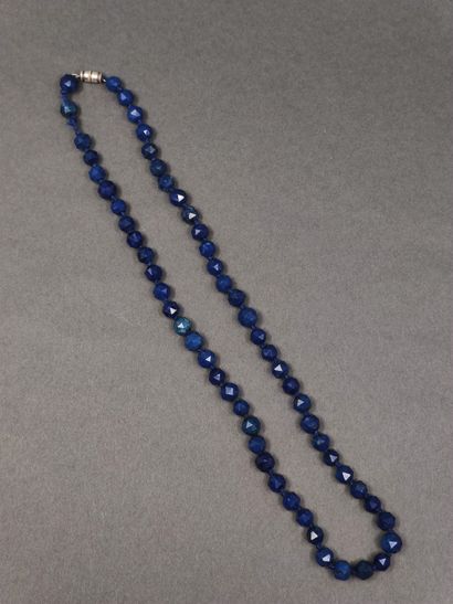 COLLIER de perles facettées en lapis lazulli,...