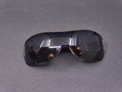 CHANEL

Paire de lunettes de soleil