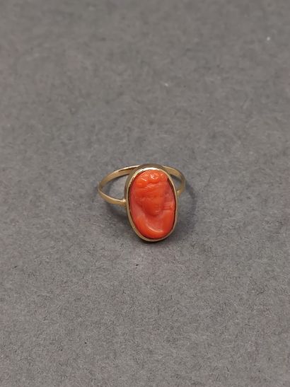 BAGUE en or jaune 750° ornée d'un camée corail...