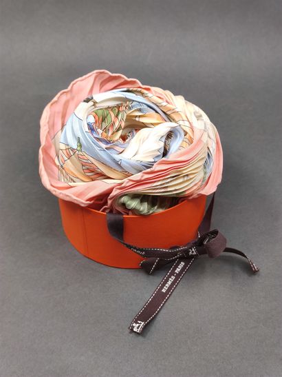 
HERMES 




Foulard plissé en soie 



Tâché




Dans...