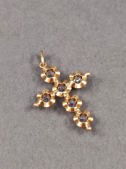 PENDENTIF croix en or jaune 750° ornée de...