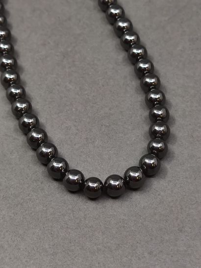COLLIER d'hématites, fermoir en or jaune...