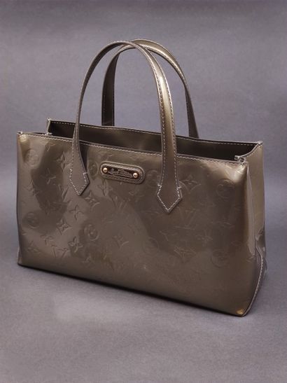 
Louis VUITTON Wilshire




Sac en cuir vernis...