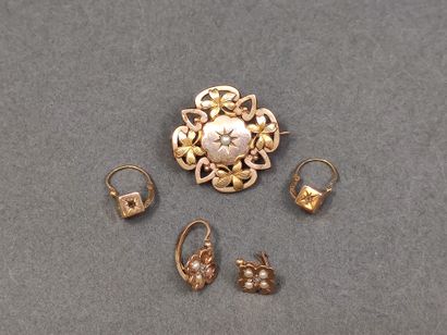 
LOT d'or 750° comprenant : 




DEUX Paires...